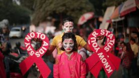 Se estima que más de un millón de personas contraen VIH cada año. Foto: EFE.