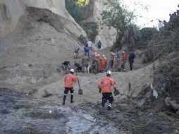 Autoridades buscan a personas soterradas en el cantón El Limón. Foto: Protección Civil