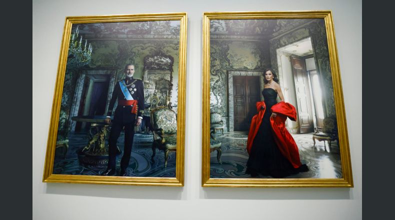 El Banco de España presenta los retratos que ha realizado la fotógrafa Annie Leibovitz de sus majestades los Reyes de España este martes en la sala del Consejo del Banco de España de Madrid. EFE