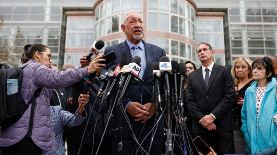 El abogado defensor penal Mark Geragos (c) habla con los medios fuera del Tribunal de Van Nuys Oeste, tras una audiencia de estado sobre si reconsiderar la condena por asesinato en primer grado de Lyle y Erik Menéndez en Los Ángeles, California, EUA. Foto: EFE/CAROLINE BREHMAN