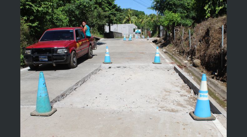 Pobladores aseguraron que personal de la DOM les ha dicho que “identificaron grietas” en la calle. Foto LPG: Maynor Lovo.