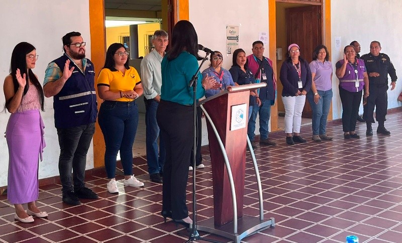 Durante la actividad se juramentó a los miembros que conformarán la Mesa Intersectorial de Izalco, compuesta por sociedad civil, organizaciones sociales e instituciones de Gobierno. Foto: Cindy Castillo. 