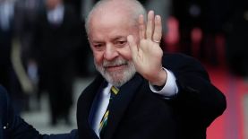 El presidente de Brasil, Luiz Inácio Lula da Silva, saluda a su llegada al Palacio de La Moneda este lunes, en Santiago (Chile). EFE/ Elvis González