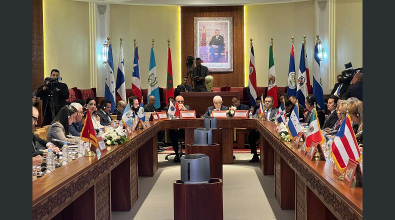 El presidente de la Cámara de Representantes (cámara baja del Parlamento marroquí), Rachid Talbi Alami, da el discurso inaugural de la XXX reunión extraordinaria del Foro de Presidentes y Presidentas de los Poderes Legislativos de Centroamérica y la Cuenca del Caribe y México (Foprel), este miércoles en Rabat. EFE