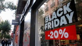 Imagen de archivo de una tienda en Madrid que anuncia las rebajas por el 'viernes negro' ('Black Friday'). EFE/Diego Fernández