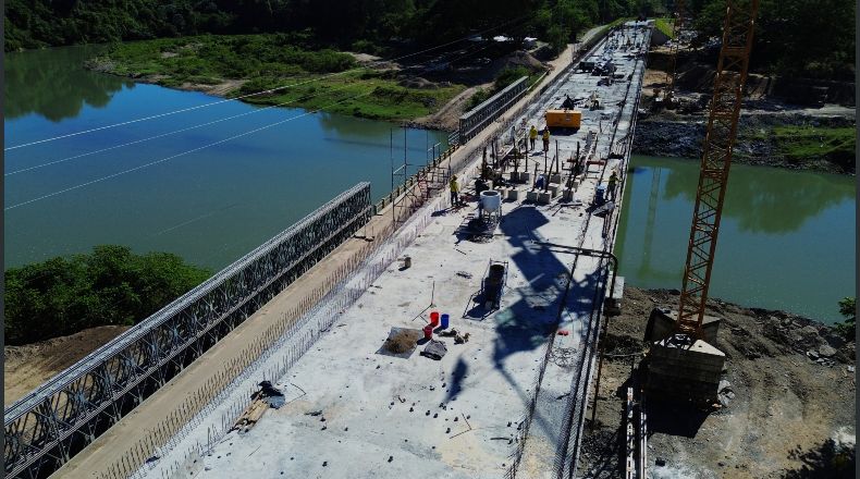 El antiguo puente modular dañado por las lluvias de 2022 fue remplazado por esta nueva estructura.