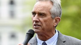 ARCHIVO - El abogado Robert F. Kennedy Jr. habla en el Capitolio del estado de Nueva York, el 14 de mayo de 2019, en Albany, Nueva York. El activista antivacunas Robert F. Kennedy Jr. lanzó su arriesgado intento de desafiar al presidente Joe Biden por la próxima nominación demócrata. año. Kennedy, miembro de una de las familias políticas más famosas del país y que en los últimos años ha estado vinculado con algunas figuras de extrema derecha, inició su campaña en Boston el miércoles 19 de abril de 2023. (Foto AP/Hans Pennink, Archivo)