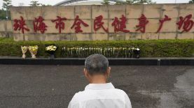 Un hombre de pie el miércoles 13 de noviembre de 2024 cerca de un sitio de homenaje improvisado afuera de una plaza de Zhuhai, en la provincia de Guangdong, en el sur de China, donde un hombre embistió a una multitud que se ejercitaba en el centro deportivo. (AP Foto/Ng Han Guan, Archivo)