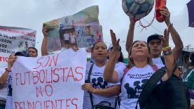 Familiares de los cuatro menores ecuatorianos desaparecidos sostienen carteles durante un plantón en los exteriores de la Fiscalía de Guayaquil ayer, en Guayaquil (Ecuador). La Fiscalía de Ecuador pidió este martes prisión preventiva para 16 militares presuntamente implicados en la desaparición de cuatro menores, el pasado 8 de diciembre en el sur de Guayaquil, tras ser aprehendidos por los soldados. EFE/