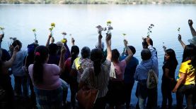 Activistas contra la minería participan en un homenaje a tres compañeros asesinados en 2009 en Sensuntepeque (El Salvador). EFE/ Rodrigo Sura