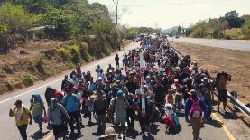 Migrantes caminan en una caravana llamada 'Viacrucis migrante' la cual se dirige hacia Ciudad de México, en Tapachula (México). Los miles de integrantes del 'Viacrucis migrante' pidieron este martes al Gobierno mexicano libre tránsito para salir de Chiapas, estado de la frontera sur, y que no los detengan los agentes del Instituto Nacional de Migración (INM), quienes realizan patrullajes cerca de su tránsito. Foto: EFE/ Juan Manuel Blanco