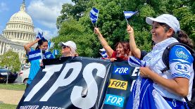 Migrantes centroamericanos, entre ellos guatemaltecos, en una manifestación para exigir el TPS. (Foto Prensa Libre: EFE/ Archivo)