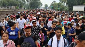 Migrantes caminan en caravana este domingo en el municipio de Tapachula en el estado de Chiapas (México). Miles de migrantes, en su mayoría venezolanos que salieron de su país por la crisis electoral desatada a finales de julio, partieron este domingo en una nueva caravana denominada 'El Niño', desde la frontera sur de México, con destino a Estados Unidos. EFE/ Juan Manuel Blanco