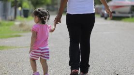 Un mujer en Sullivan City, Texas, el 16 de septiembre del 2015, que dice haber entrado a Estados Unidos ilegalmente, con su hija que nació en el país pero se le negó una partida de nacimiento. (AP foto/Eric Gay)