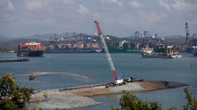 Fotografía del 22 de enero de 2025 de buques portacontenedores en el Canal de Panamá en ciudad de Panamá.