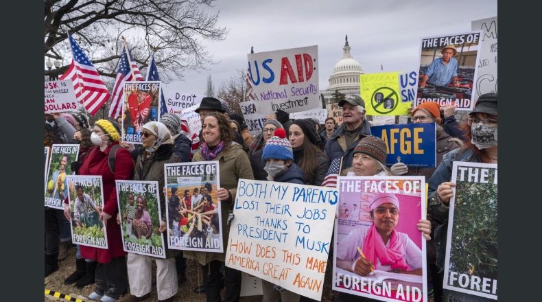 El gobierno de Trump despide a 2,000 trabajadores de USAID y pone a miles más en licencia