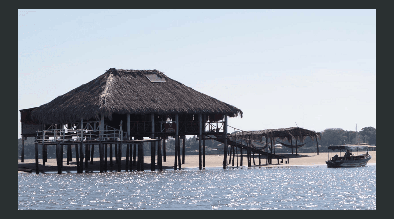 Foto LPG/Alfredo Rodríguez. Los visitantes disfrutan del viaje en lancha desde la playa mientras se dirigen a los restaurantes flotantes de La Puntilla.