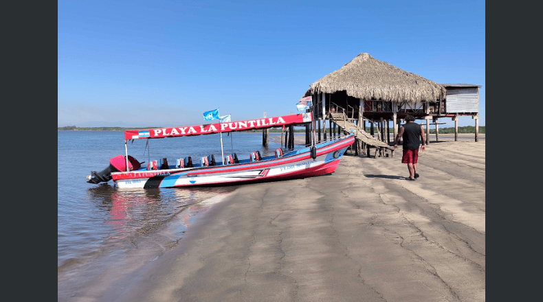 Foto LPG/Alfredo Rodríguez. Los visitantes disfrutan del viaje en lancha desde la playa mientras se dirigen a los restaurantes flotantes de La Puntilla.