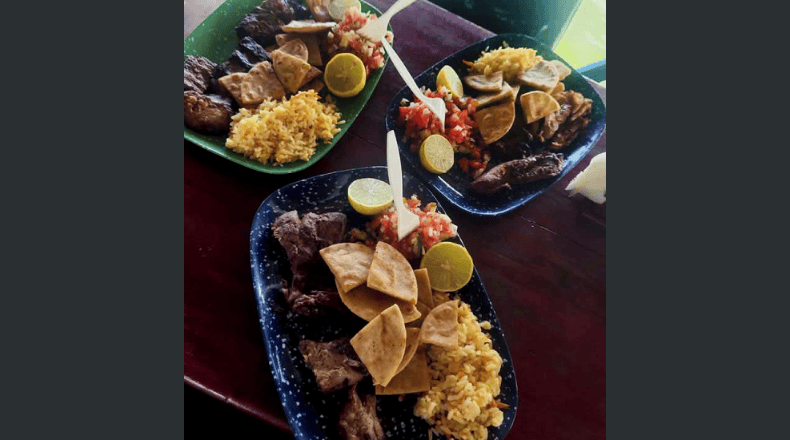 Foto LPG/Alfredo Rodríguez. Estos restaurantes flotantes ofrecen variedad de alimentos para los visitantes, pero lo que más destacan es la calidad y frescura de todos los productos.