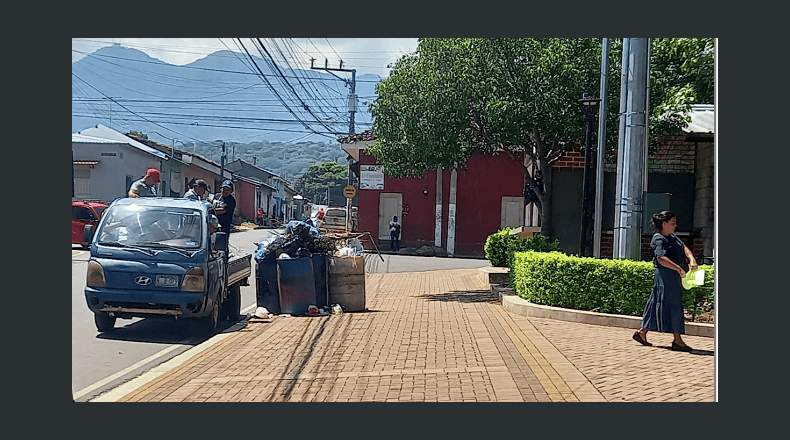 Foto LPG/Archivo. Promontorios. Los pobladores se quejaron porque, ante la falta de basureros, los visitantes optan por tirar los desechos al piso, ocasionando mucha suciedad en la zona.