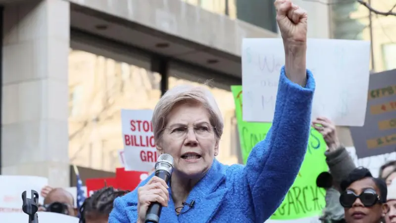 La senadora demócrata Elizabeth Warren está siendo una de las más activas en oponerse a las políticas de Trump.