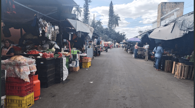 Foto LPG/Marielos Román. Los comerciantes no están de acuerdo con la alcaldía por los traslados al mercado municipal.