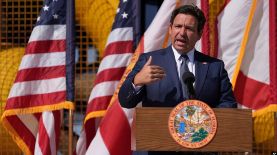 El gobernador de Florida, Ron DeSantis, habla en la Universidad Internacional de Florida, el miércoles 5 de febrero de 2025, en Miami.