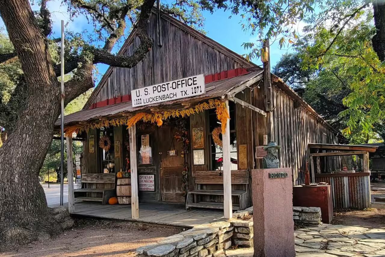 El pueblo de Luckenbach solo tiene dos edificios, una tienda general y un salón de baile