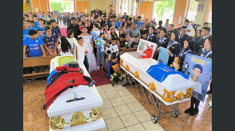 Foto ALPG/Alfredo Rodríguez. Cientos de personas participaron de los actos fúnebres de los adolescentes.