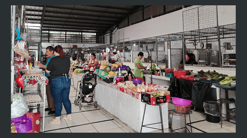 Fotos LPG/Óscar Reyes. Afectados. Comerciantes afirman que el vapor del área de cocinas aumenta el calor en el lugar.