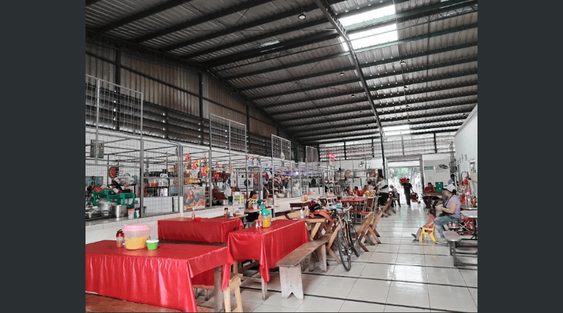 Fotos LPG/Óscar Reyes. Afectados. Comerciantes afirman que el vapor del área de cocinas aumenta el calor en el lugar.