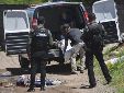 La policía observa a los forenses retirar cadáveres de una calle en Culiacán, estado de Sinaloa, México, el martes 17 de septiembre de 2024. Foto: AP.