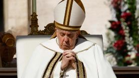 El papa Francisco oficia la misa de Pascua en la plaza de San Pedro, Ciudad del Vaticano, hoy 9 de abril de 2023. EFE/EPA/FABIO FRUSTACI.