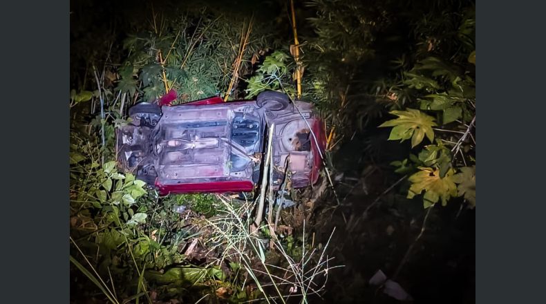 Socorristas rescataron a dos personas atrapadas dentro del vehículo. Foto: cortesía Cruz Verde