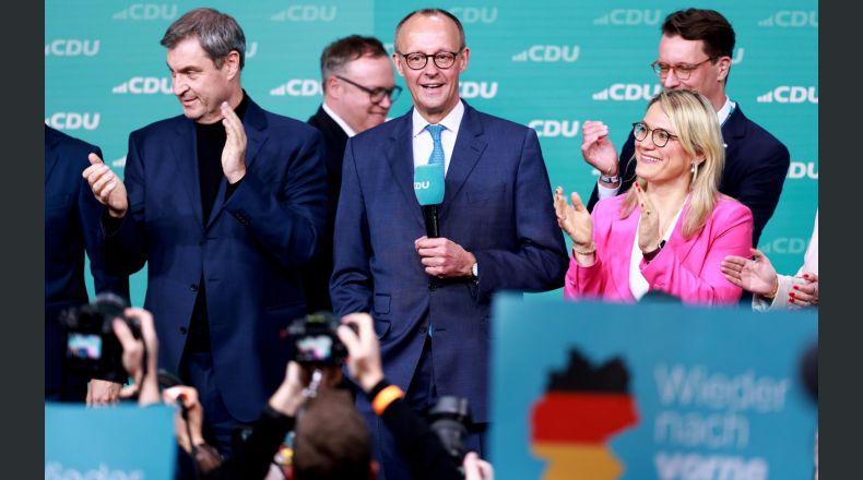 El presidente de la Unión Cristianodemócrata (CDU) de Alemania, Friedrich Merz (centro), y el primer ministro del estado federado de Baviera y presidente de la Unión Socialcristiana (CSU), Markus Soeder (izq.), reaccionan durante el acto electoral de la Unión Cristianodemócrata (CDU) en Berlín, Alemania, el 23 de febrero de 2025. (Elecciones, Alemania) EFE/EPA/HANNIBAL HANSCHKE