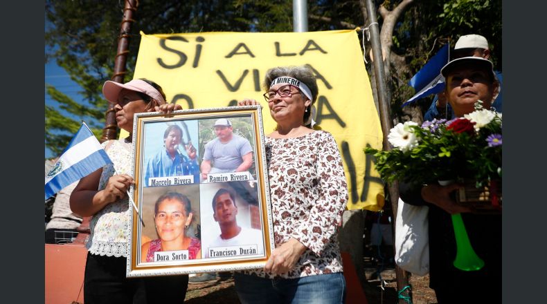 Personas participan en un homenaje a los activistas asesinados por oponerse a proyectos mineros, este domingo en San Isidro (El Salvador) EFE/ Rodrigo Sura