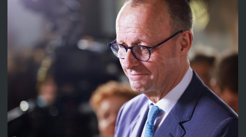 El presidente de la Unión Demócrata Cristiana (CDU) de Alemania, Friedrich Merz, durante el evento electoral de la Unión Demócrata Cristiana (CDU) en Berlín, Alemania, 23 de febrero de 2025. EFE/HANNIBAL HANSCHKE