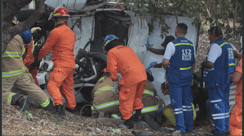 Foto LPG/Alfredo Rodríguez. Socorristas dijeron que los hombres murieron de inmediato por las graves lesiones.