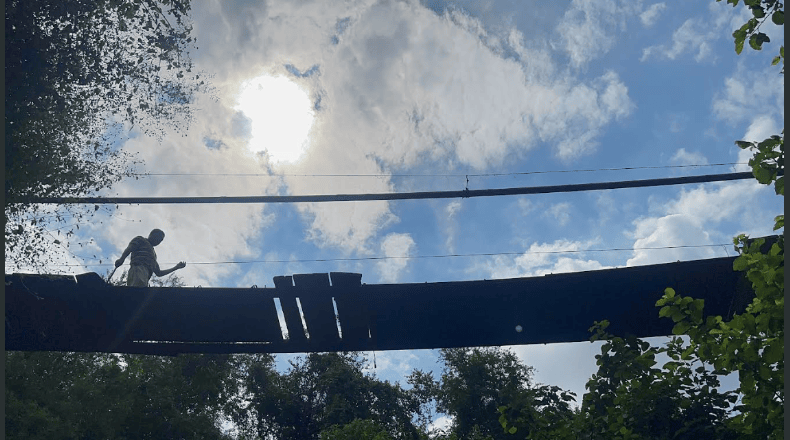 Foto LPG/Maynor Lovo. Riesgo. Vecinos temen el colapso del puente actual por daños en sus piezas de madera.