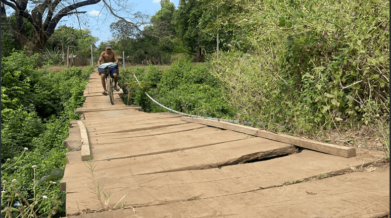 Foto LPG/Maynor Lovo. Riesgo. Vecinos temen el colapso del puente actual por daños en sus piezas de madera.