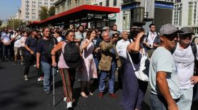 En Santiago muchas personas se congregaron en las calles ante la falta de electricidad. Reuters.