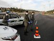 La policía israelí controla un vehículo en un puesto de control en una carretera, en una imagen de archivo. EFE/ABIR SULTAN