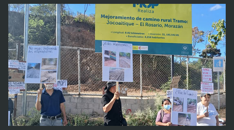 Foto LPG/Cortesía. Portando cárteles con fotos del mal estado de la calle, los pobladores solicitaron al MOP la obra.