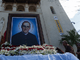 ARCHIVO - Una procesión con la imagen de San Óscar Romero sale de la iglesia Santo Tomás Apóstol en Los Ángeles, el 17 de marzo de 2024.