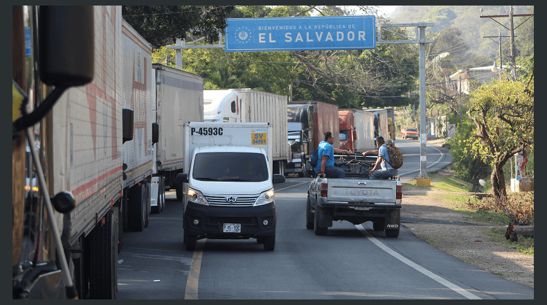 LPG/Óscar Reyes. Largas filas de vehículos pesados esperando ingresar a Guatemala se observan a lo largo de varios kilómetros en la carretera hacia la frontera San Cristóbal.