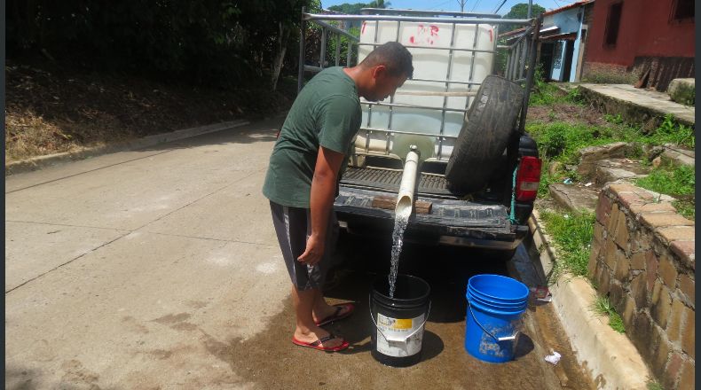 FotosLPG/Marielos Román.  Los pobladores denunciaron el servicio irregular de agua potable desde hace dos semanas en el sector.