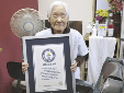 Shitsui Hakoishi, de 108 años, posa con el certificado de Guinness World Records que la reconoce como la barbera más anciana del mundo, en su barbería de Nakagawa, en la prefectura de Tochigi, en el este de Japón, el miércoles 5 de marzo de 2025. (Kyodo Photo vía AP)