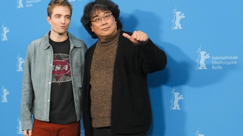  Pattinson y el laureado cineasta surcoreano durante una presentación de la película. FOTO: AP