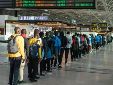 Imagen de archivo de un grupo de inmigrantes africanos llegados en pateras y cayucos a Canarias en el aeropuerto de Fuerteventura esperando para embarcar en un vuelo a la península. EFE/Carlos de Saá