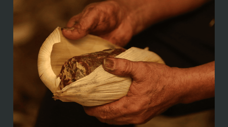 Foto LPG/José Cardona.  Dedicación. Cada laja de panela es envuelta en tuza para que mantenga su frescura y sabor a la hora de ser comercializado en el país.